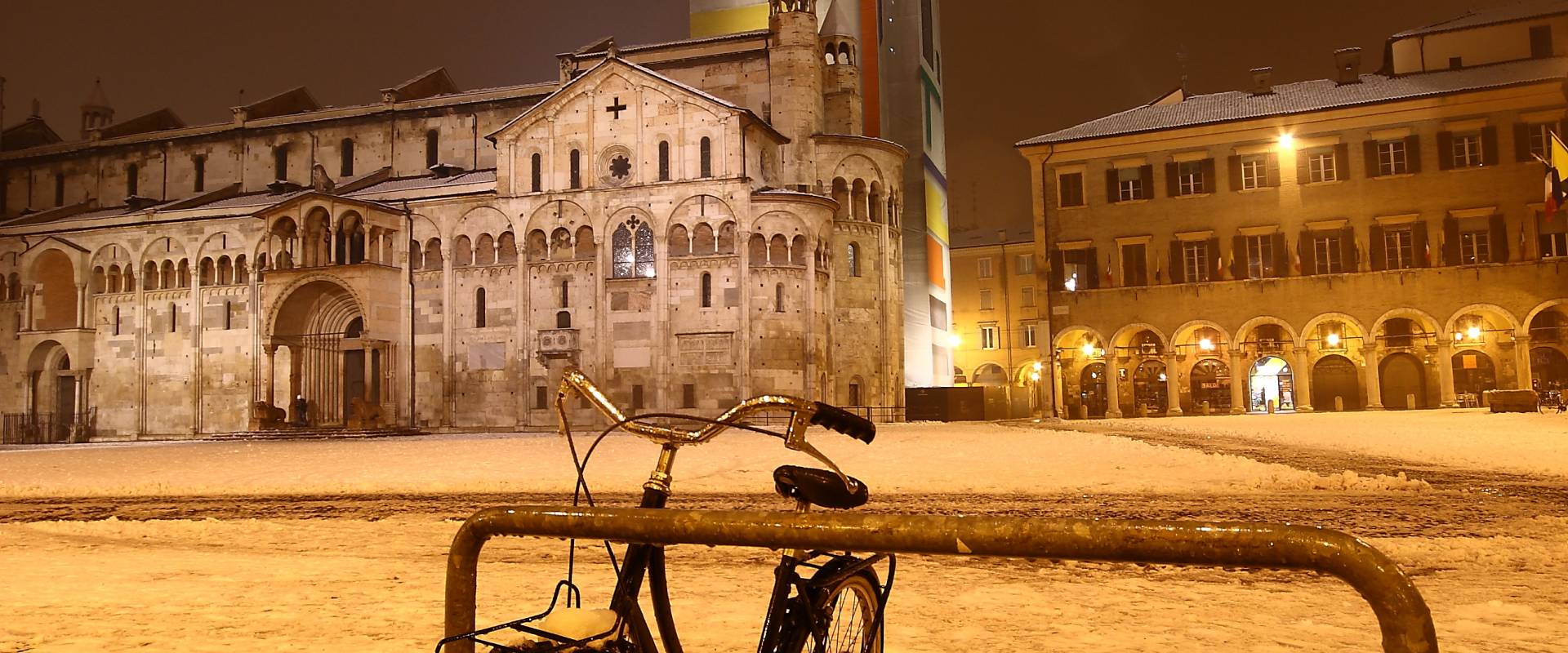 Neve in Piazza Grande Duomo e Ghirlandina coperta dal Telo del Paladino foto di Giandobert